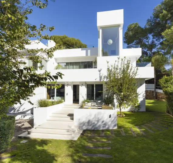 Venta de villa independiente en Nueva Andalucía