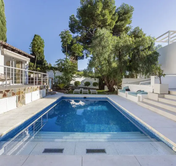 Venta de villa independiente en Nueva Andalucía