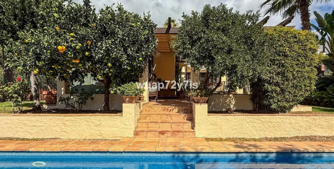 Продажа  отдельно стоящей виллы в Nagüeles 32