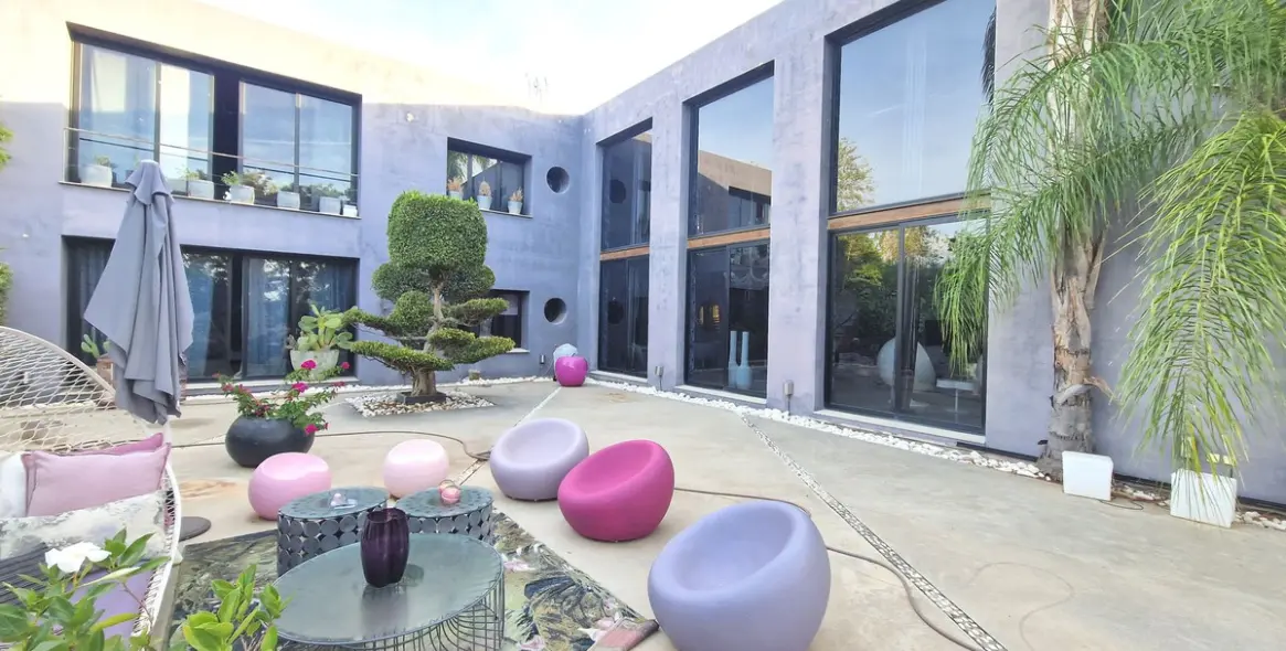 Sale of detached villa in Estepona 1