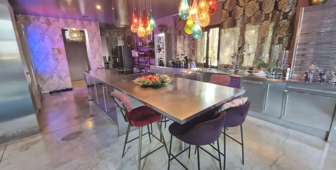 Sale of detached villa in Estepona 12