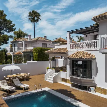 Venta de villa independiente en Nueva Andalucía