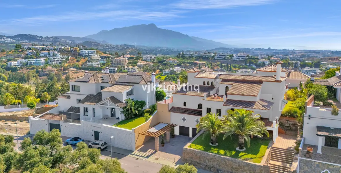 Sale of detached villa in Benahavís 2