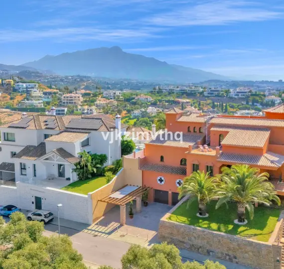 Sale of detached villa in Benahavís