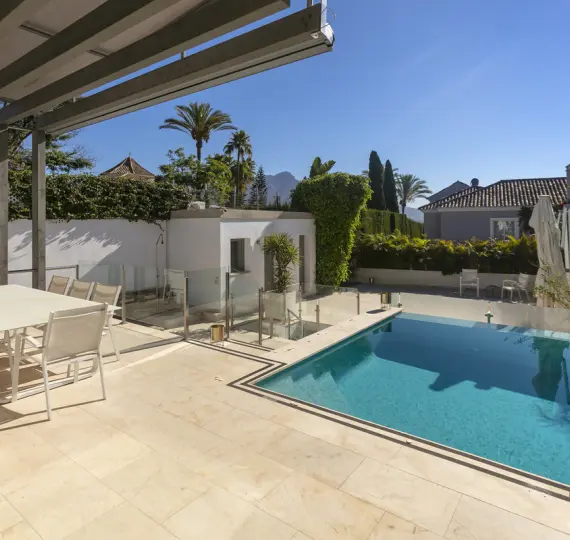 Long-term rent of detached villa in La Quinta