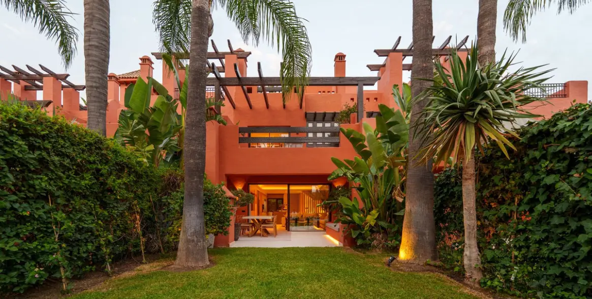 Продажа дома на две семьи в The Golden Mile 11