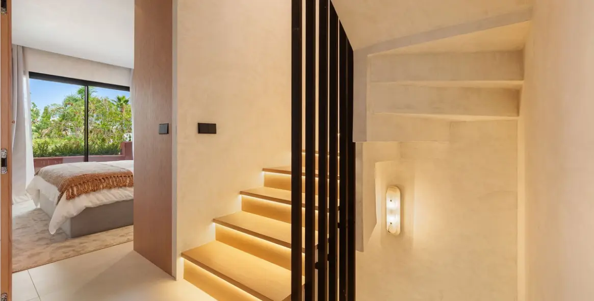 Продажа дома на две семьи в The Golden Mile 14