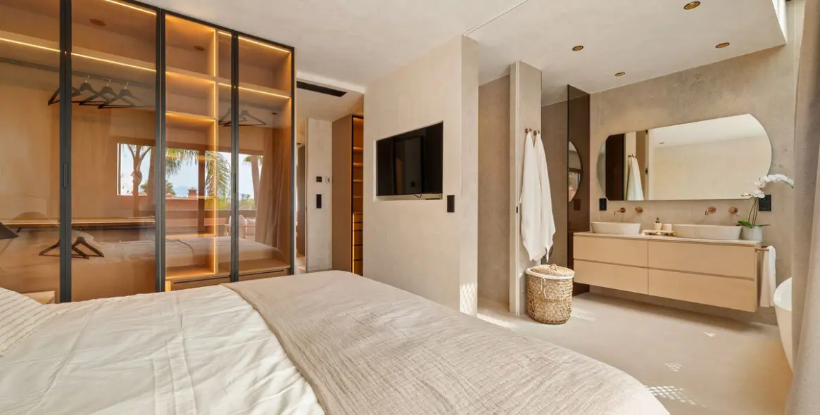 Продажа дома на две семьи в The Golden Mile 18