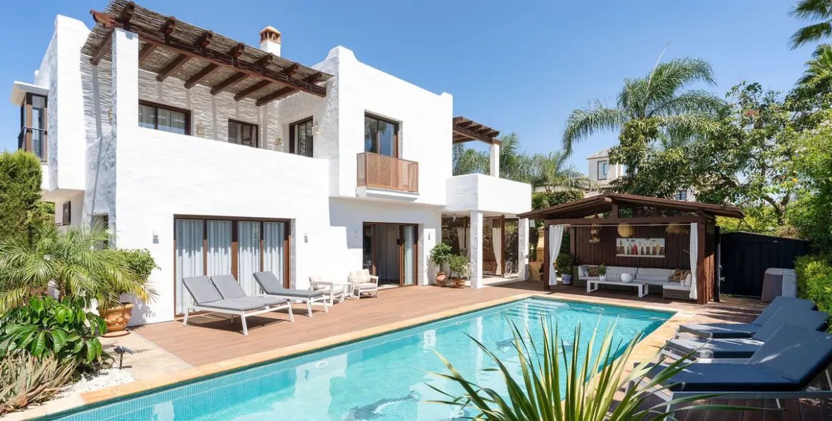 Sale of detached villa in San Pedro de Alcántara 1