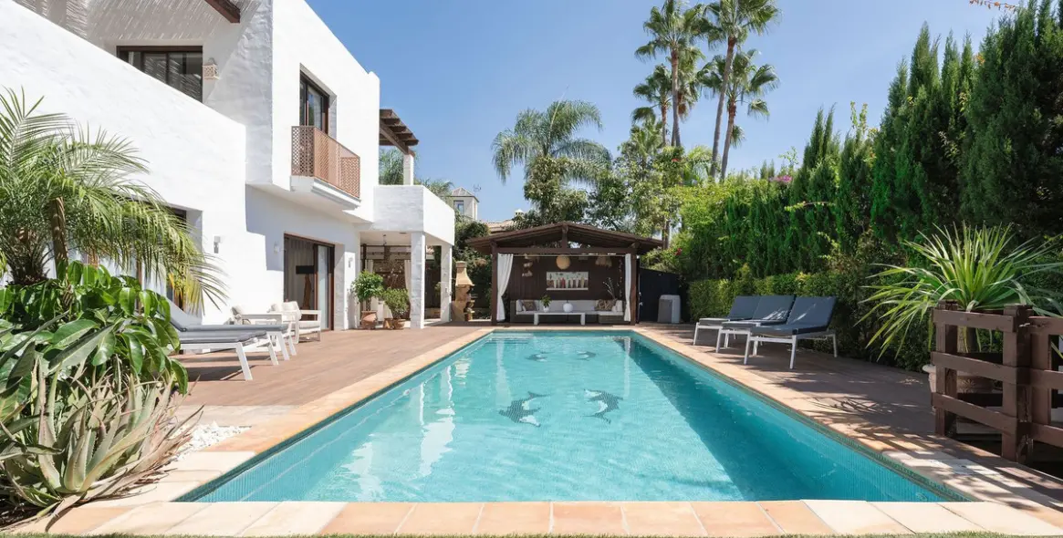 Sale of detached villa in San Pedro de Alcántara 2