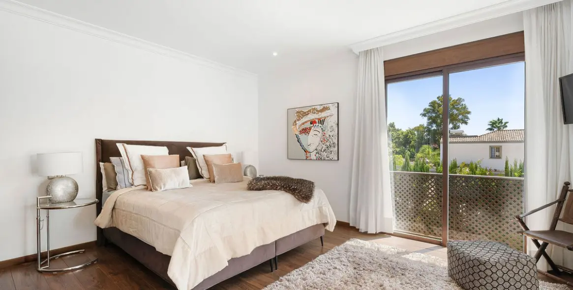 Sale of detached villa in San Pedro de Alcántara 15