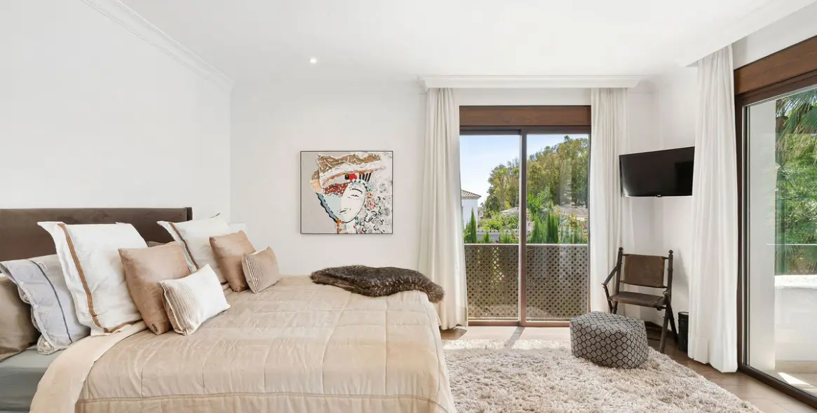 Sale of detached villa in San Pedro de Alcántara 16