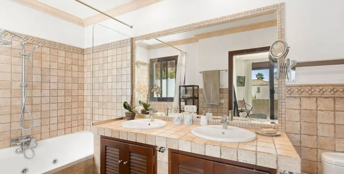 Sale of detached villa in San Pedro de Alcántara 18