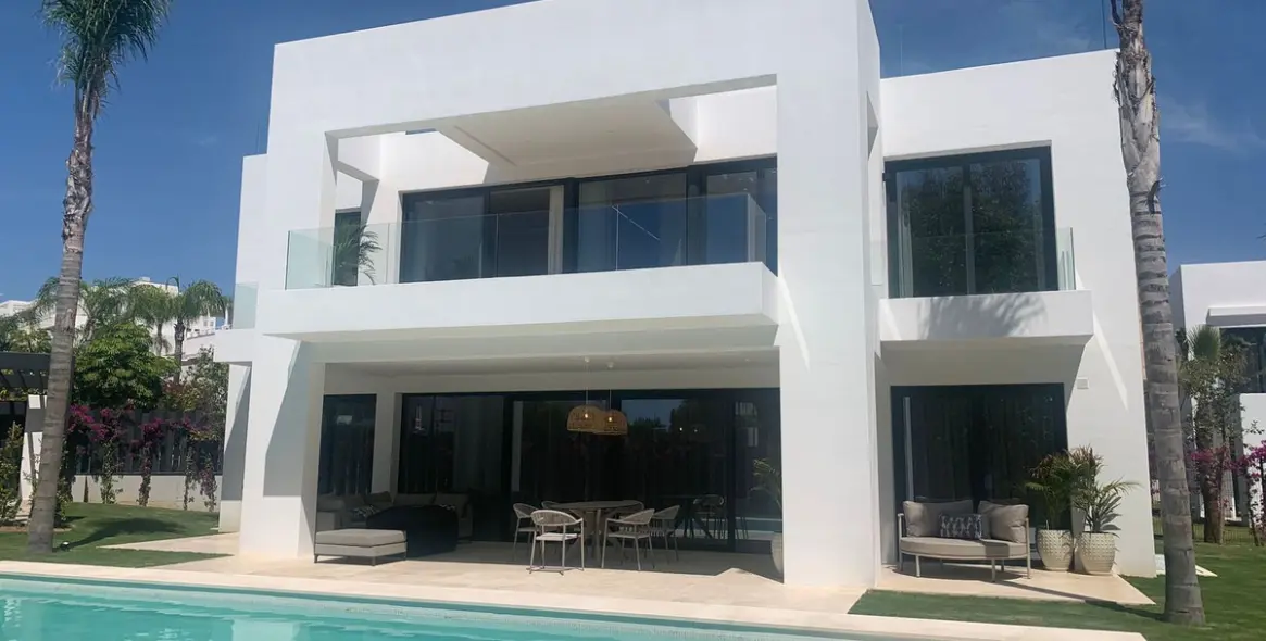 Продажа  отдельно стоящей виллы в Estepona 1