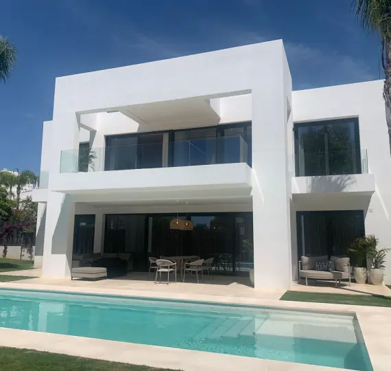 Sale of detached villa in Estepona