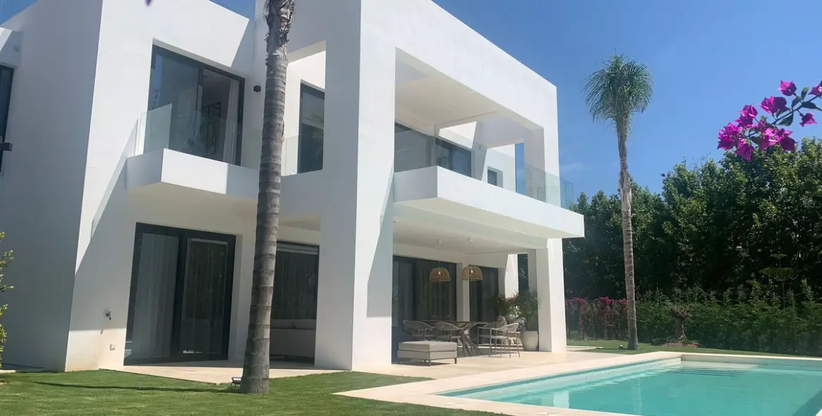 Продажа  отдельно стоящей виллы в Estepona 2