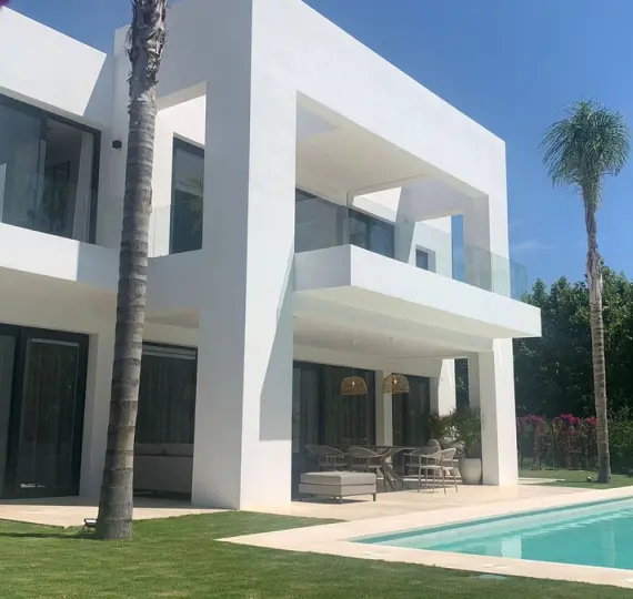 Sale of detached villa in Estepona