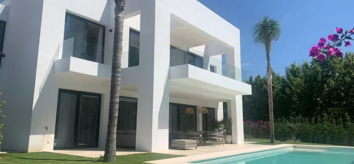 Sale of detached villa in Estepona 1