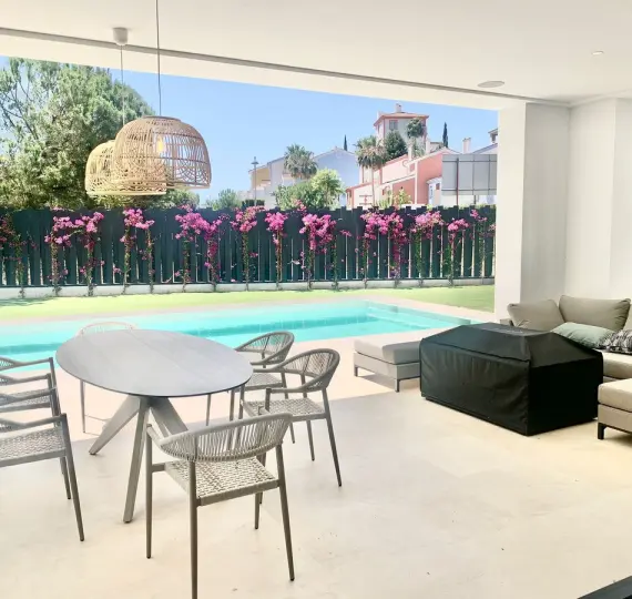 Sale of detached villa in Estepona