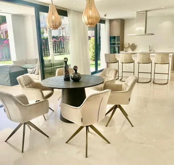 Sale of detached villa in Estepona