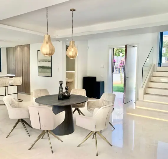 Sale of detached villa in Estepona