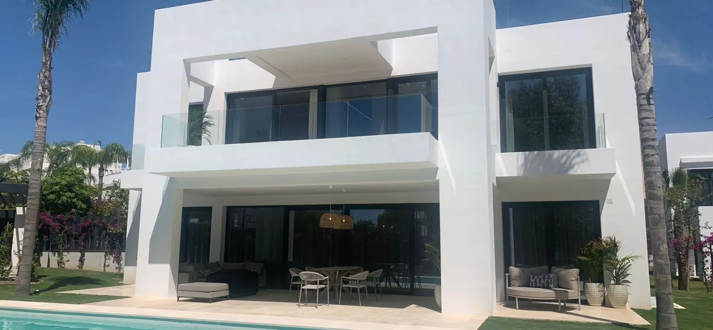 Продажа  отдельно стоящей виллы в Estepona 0