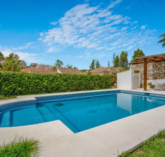 Sale of detached villa in Nueva Andalucía