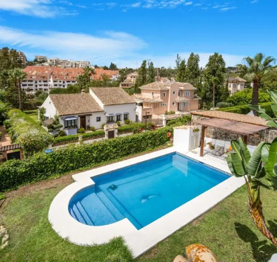 Sale of detached villa in Nueva Andalucía