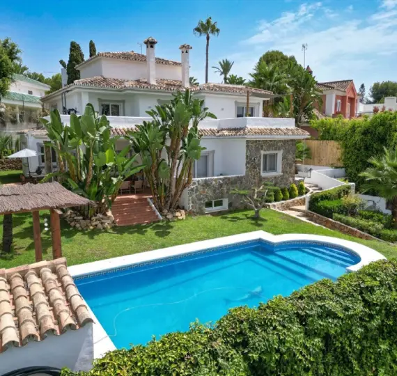 Sale of detached villa in Nueva Andalucía