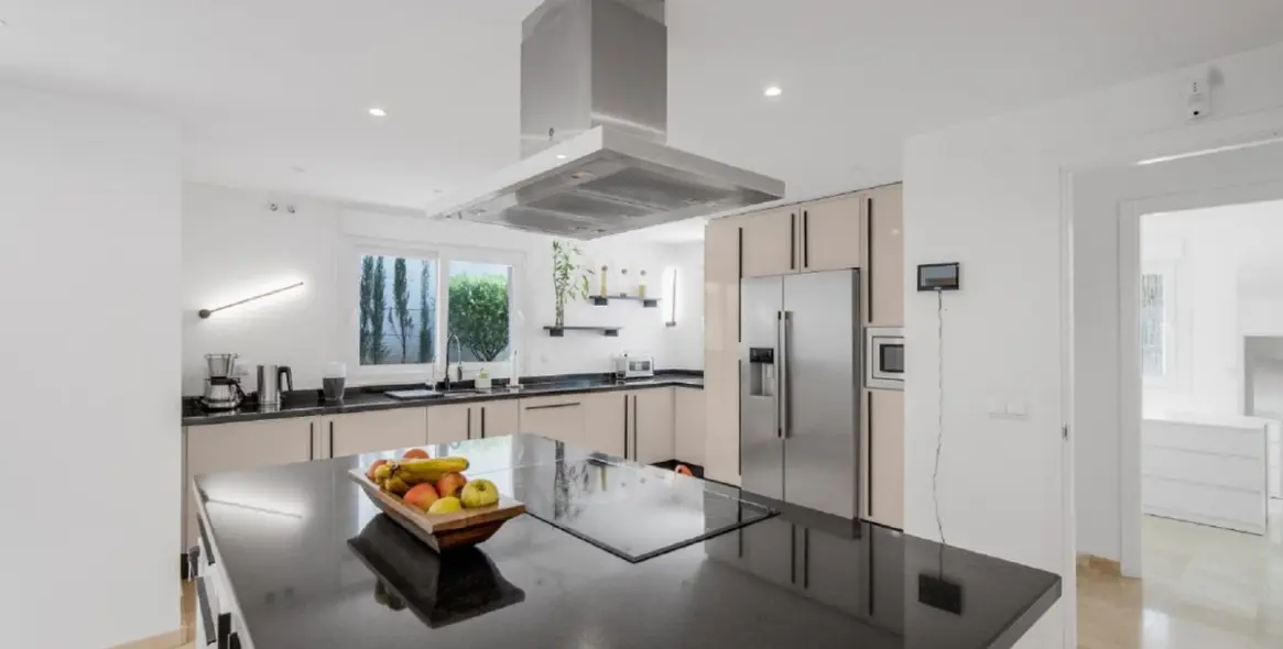 Sale of detached villa in Nueva Andalucía 4