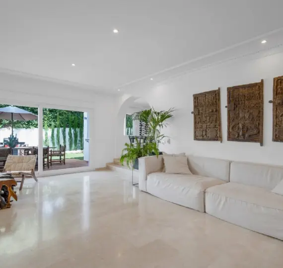 Sale of detached villa in Nueva Andalucía