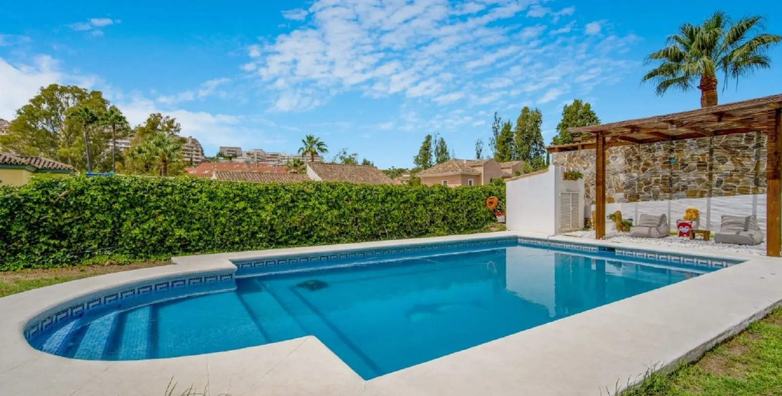 Venta de villa independiente en Nueva Andalucía 1