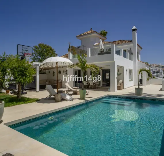 Venta de villa independiente en Nueva Andalucía