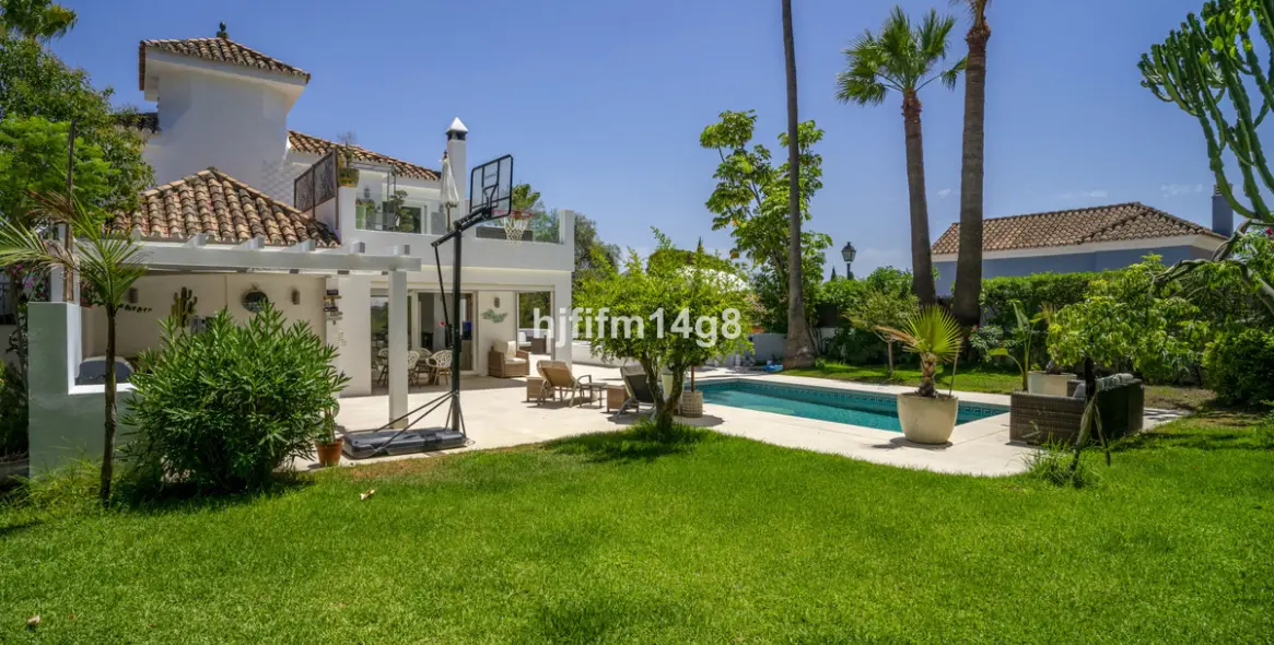 Venta de villa independiente en Nueva Andalucía 2