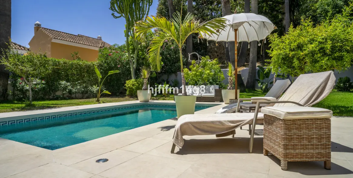 Venta de villa independiente en Nueva Andalucía 3