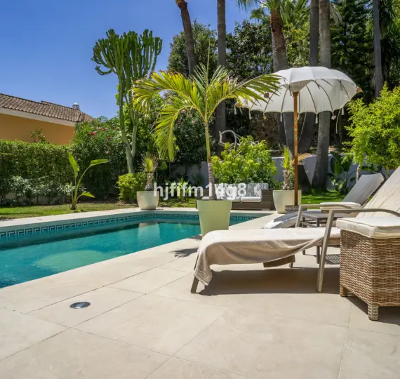 Venta de villa independiente en Nueva Andalucía