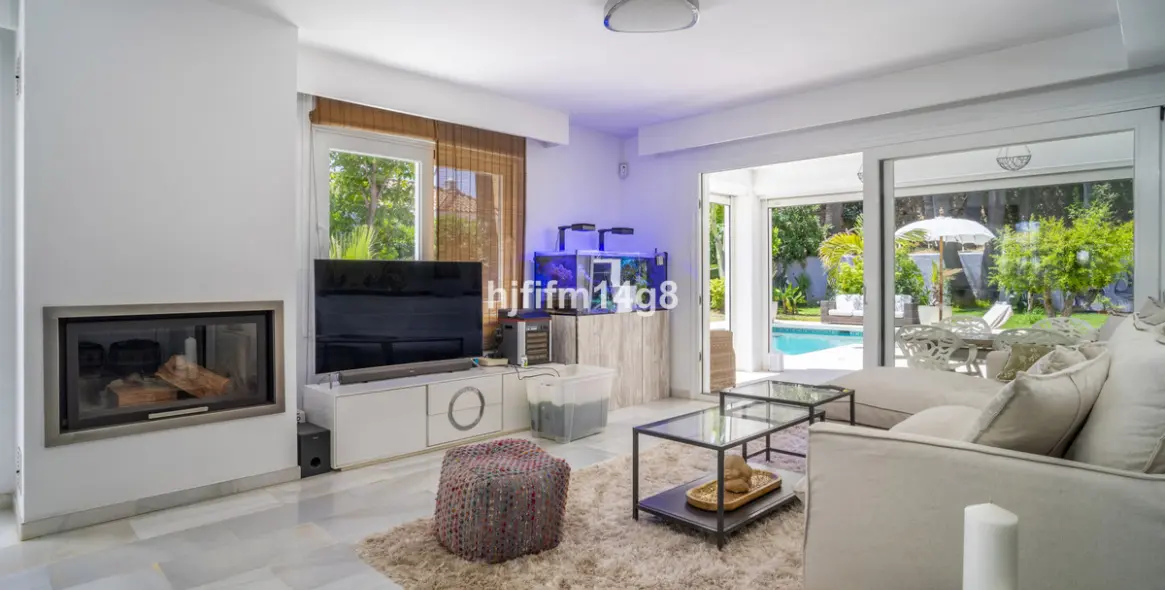 Venta de villa independiente en Nueva Andalucía 4