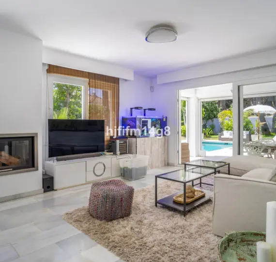 Venta de villa independiente en Nueva Andalucía