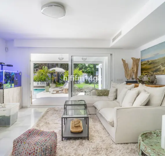 Venta de villa independiente en Nueva Andalucía