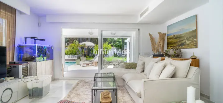 Venta de villa independiente en Nueva Andalucía 4