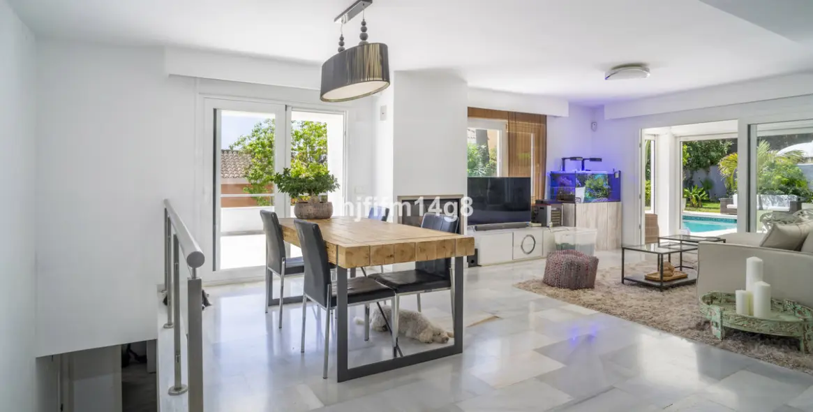 Venta de villa independiente en Nueva Andalucía 7