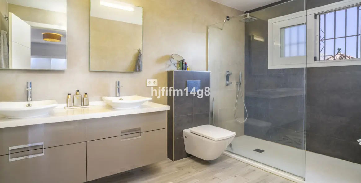 Venta de villa independiente en Nueva Andalucía 14