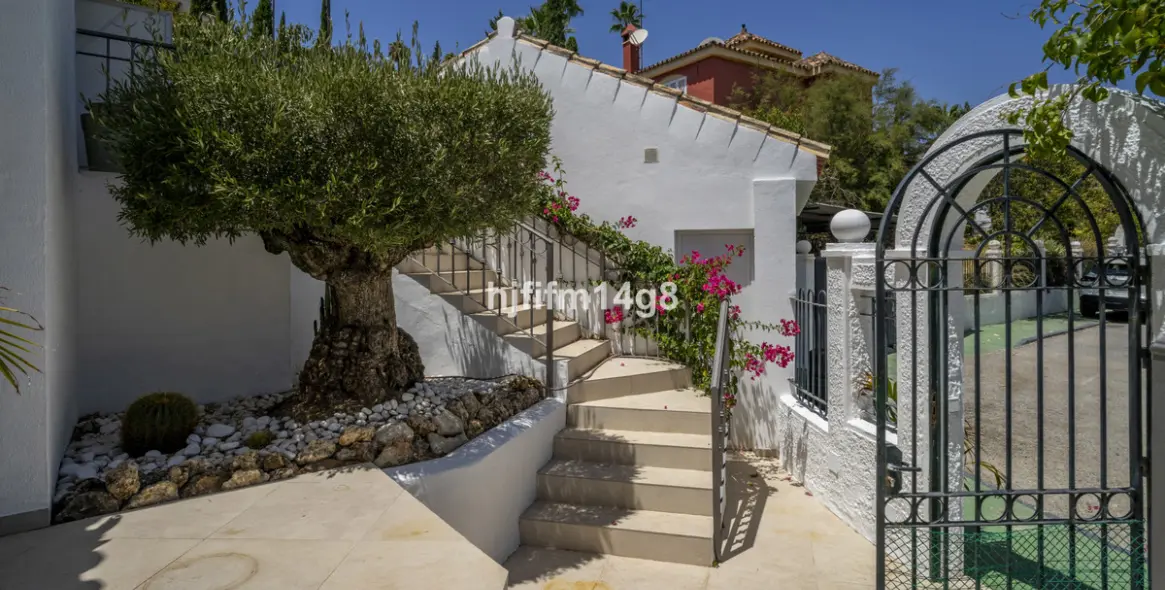 Sale of detached villa in Nueva Andalucía 26