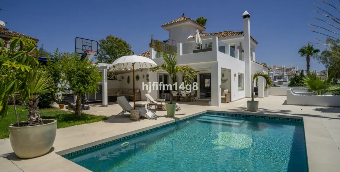 Sale of detached villa in Nueva Andalucía 1