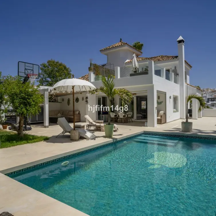 Venta de villa independiente en Nueva Andalucía