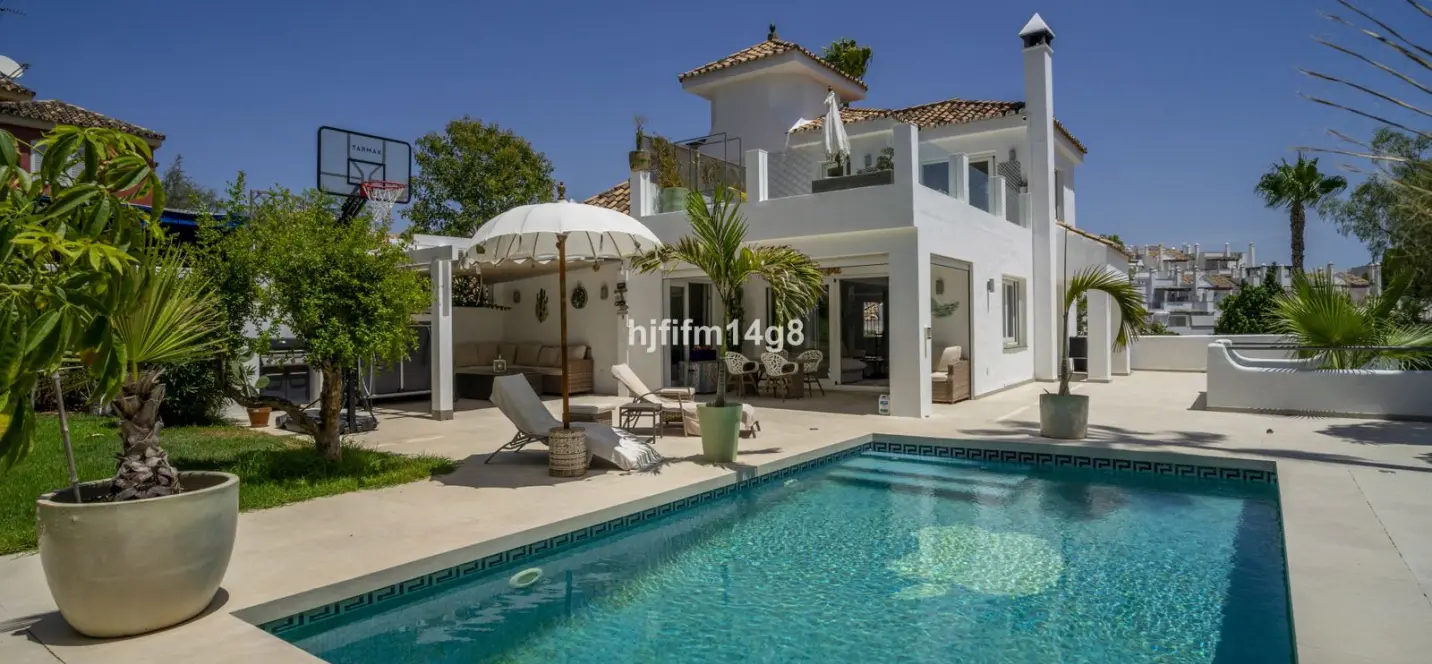 Venta de villa independiente en Nueva Andalucía 0