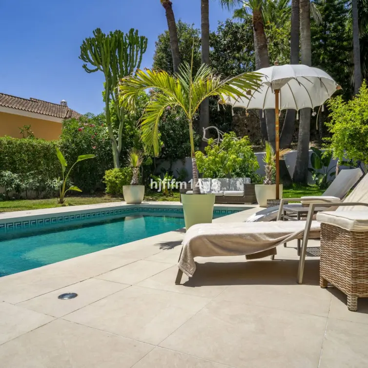 Venta de villa independiente en Nueva Andalucía