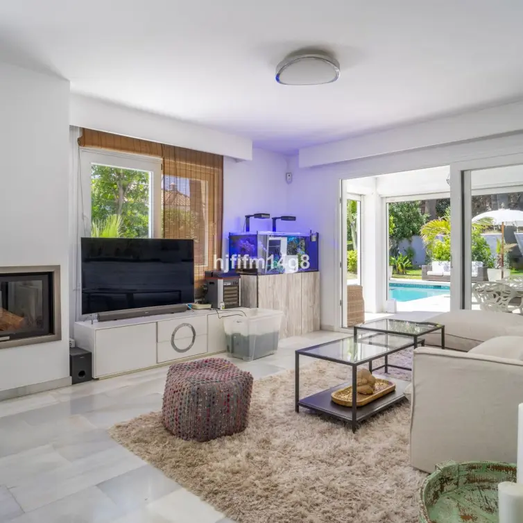 Venta de villa independiente en Nueva Andalucía
