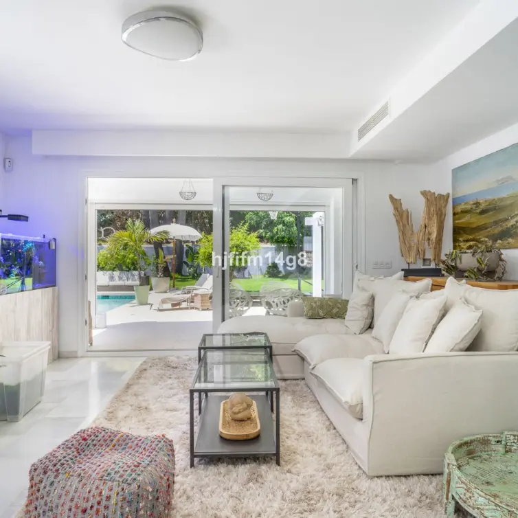 Venta de villa independiente en Nueva Andalucía