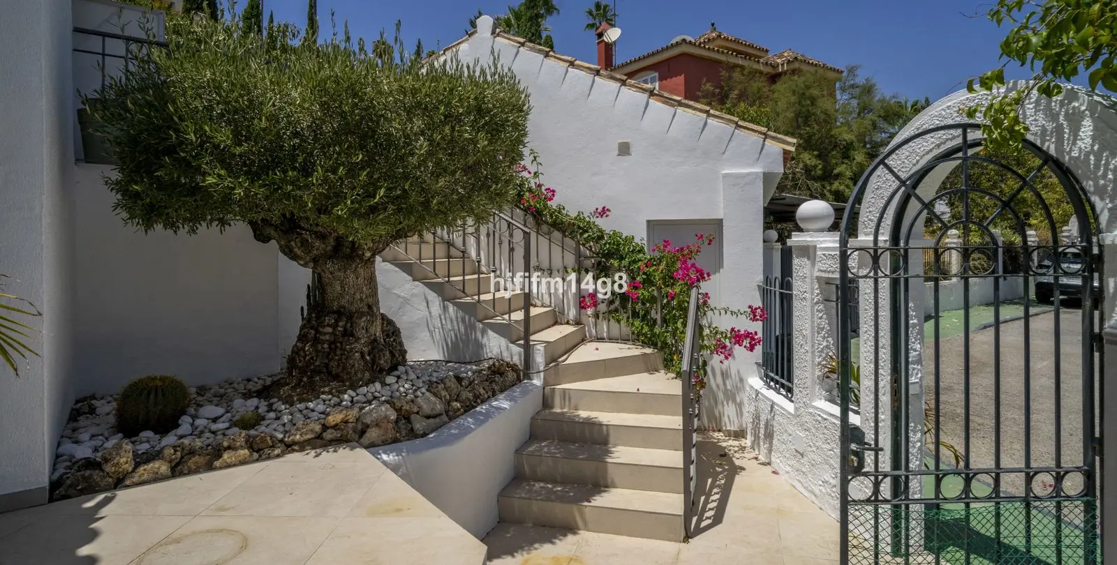 Продажа  отдельно стоящей виллы в Nueva Andalucía 26